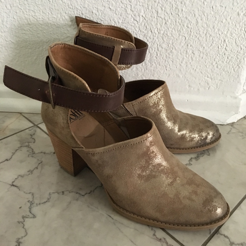 Sofft brand chunky metallic leather heel.